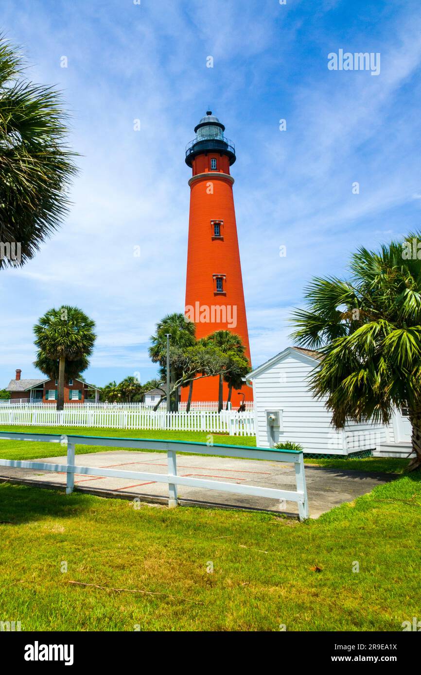 Das Ponce de Leon Inlet Light ist ein Leuchtturm und Museum am Ponce de León Inlet im Zentrum von Florida. Der Leuchtturm ist ein Bauwerk wie ein Turm w Stockfoto