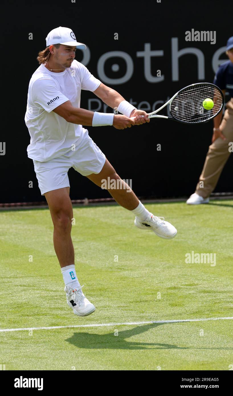 26. Juni 2023; Devonshire Park, Eastbourne, East Sussex, England: Rothesay International Eastbourne, Tag 1; Jeffrey John Wolf (USA) kehrt gegen Tomas Martin Etcheverry (ARG) zurück Stockfoto