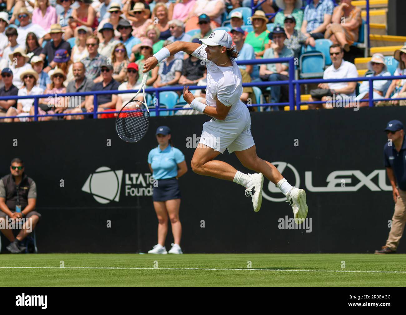 26. Juni 2023; Devonshire Park, Eastbourne, East Sussex, England: Rothesay International Eastbourne, Tag 1; Jeffrey John Wolf (USA) bedient Tomas Martin Etcheverry (ARG) Stockfoto