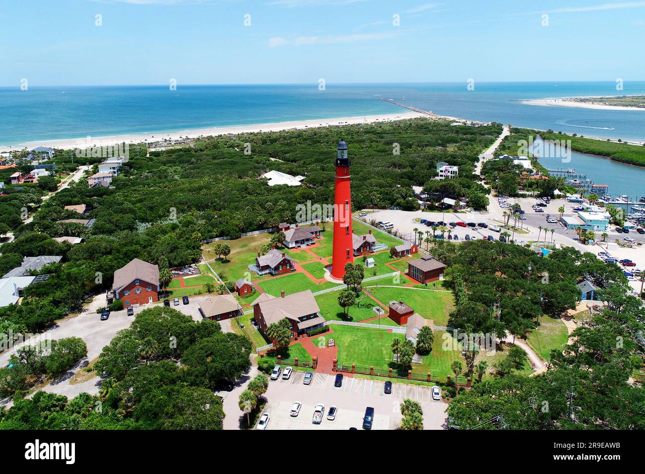 Das Ponce de Leon Inlet Light ist ein Leuchtturm und Museum am Ponce de León Inlet in Daytona, Florida. Der Leuchtturm ist ein Bauwerk wie ein Turm Stockfoto