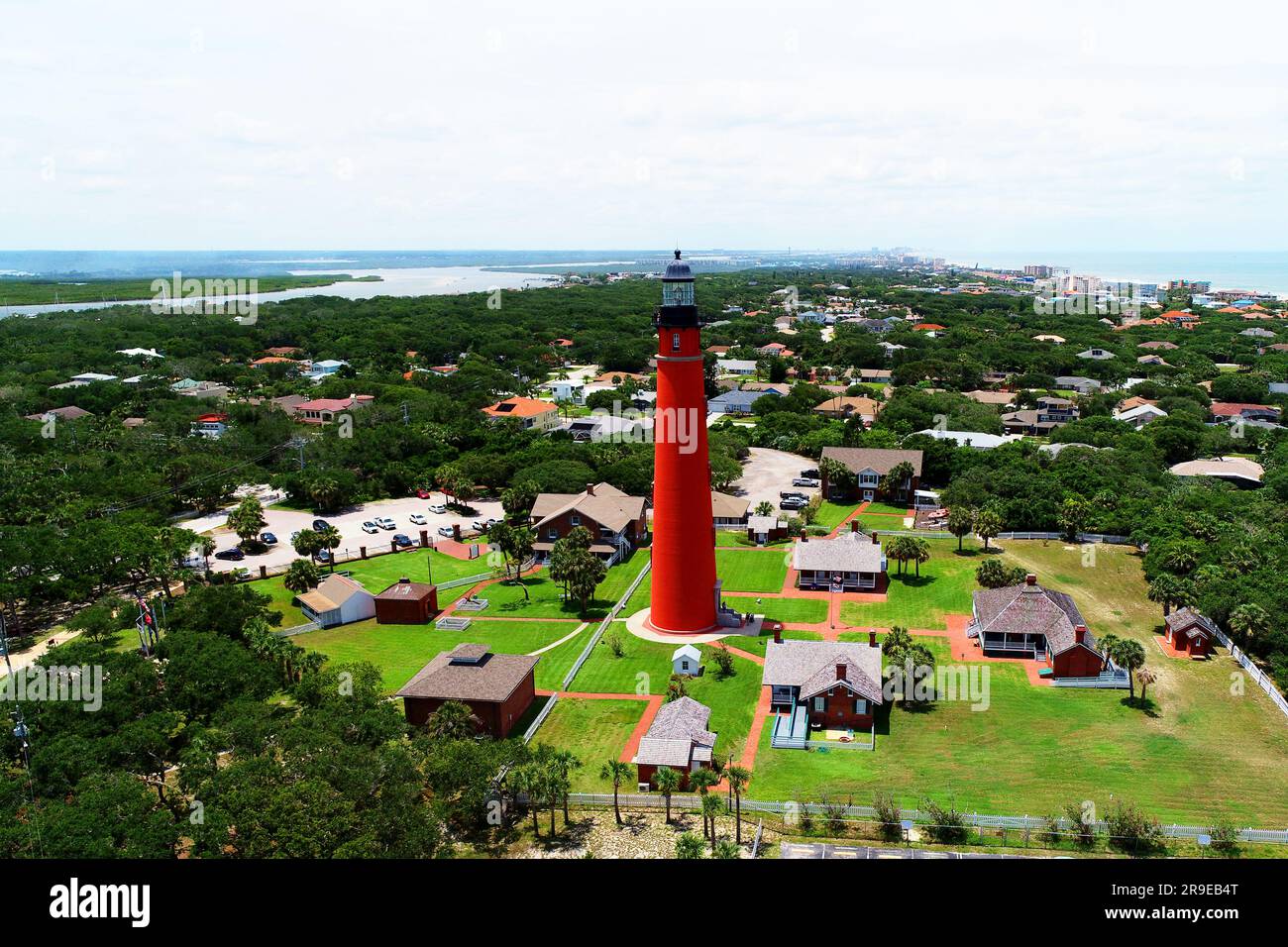 Das Ponce de Leon Inlet Light ist ein Leuchtturm und Museum am Ponce de León Inlet in Daytona, Florida. Der Leuchtturm ist ein Bauwerk wie ein Turm Stockfoto