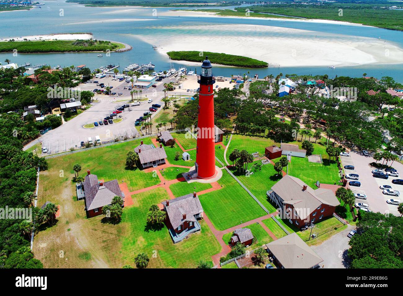 Das Ponce de Leon Inlet Light ist ein Leuchtturm und Museum am Ponce de León Inlet in Daytona, Florida. Der Leuchtturm ist ein Bauwerk wie ein Turm Stockfoto