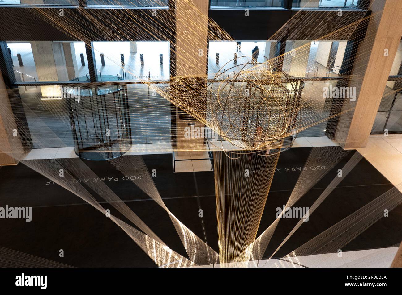 „Flight“ Wire Sculpture von Richard Lippold im ehemaligen Pan am Building, 200 Park Avenue, jetzt MetLife Building, New York City, USA 2023 Stockfoto