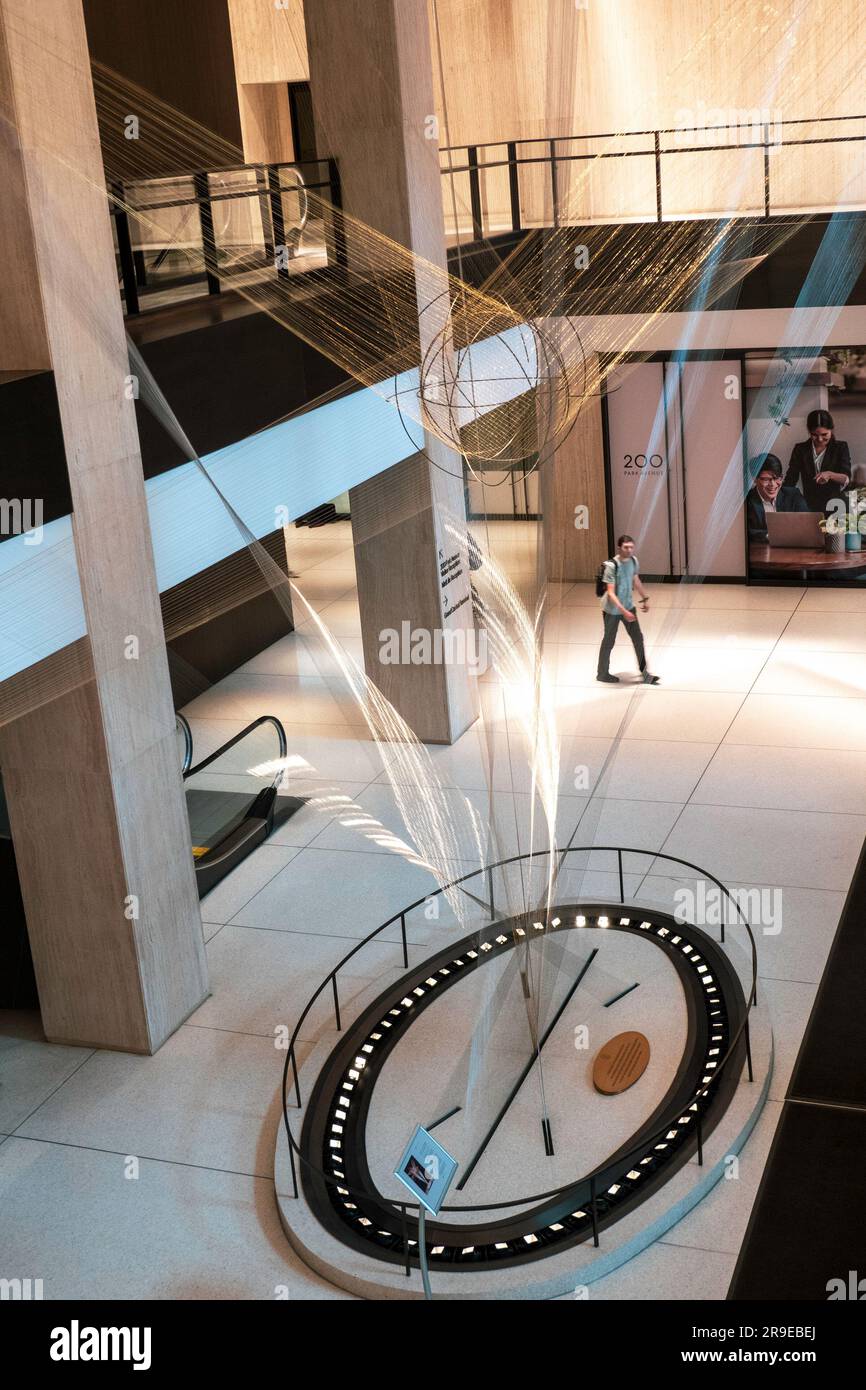 „Flight“ Wire Sculpture von Richard Lippold im ehemaligen Pan am Building, 200 Park Avenue, jetzt MetLife Building, New York City, USA 2023 Stockfoto
