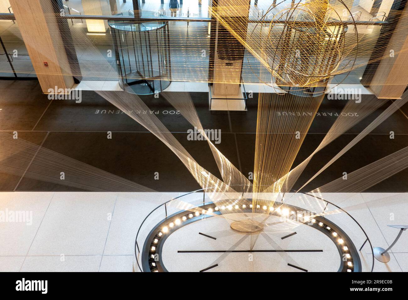 „Flight“ Wire Sculpture von Richard Lippold im ehemaligen Pan am Building, 200 Park Avenue, jetzt MetLife Building, New York City, USA 2023 Stockfoto