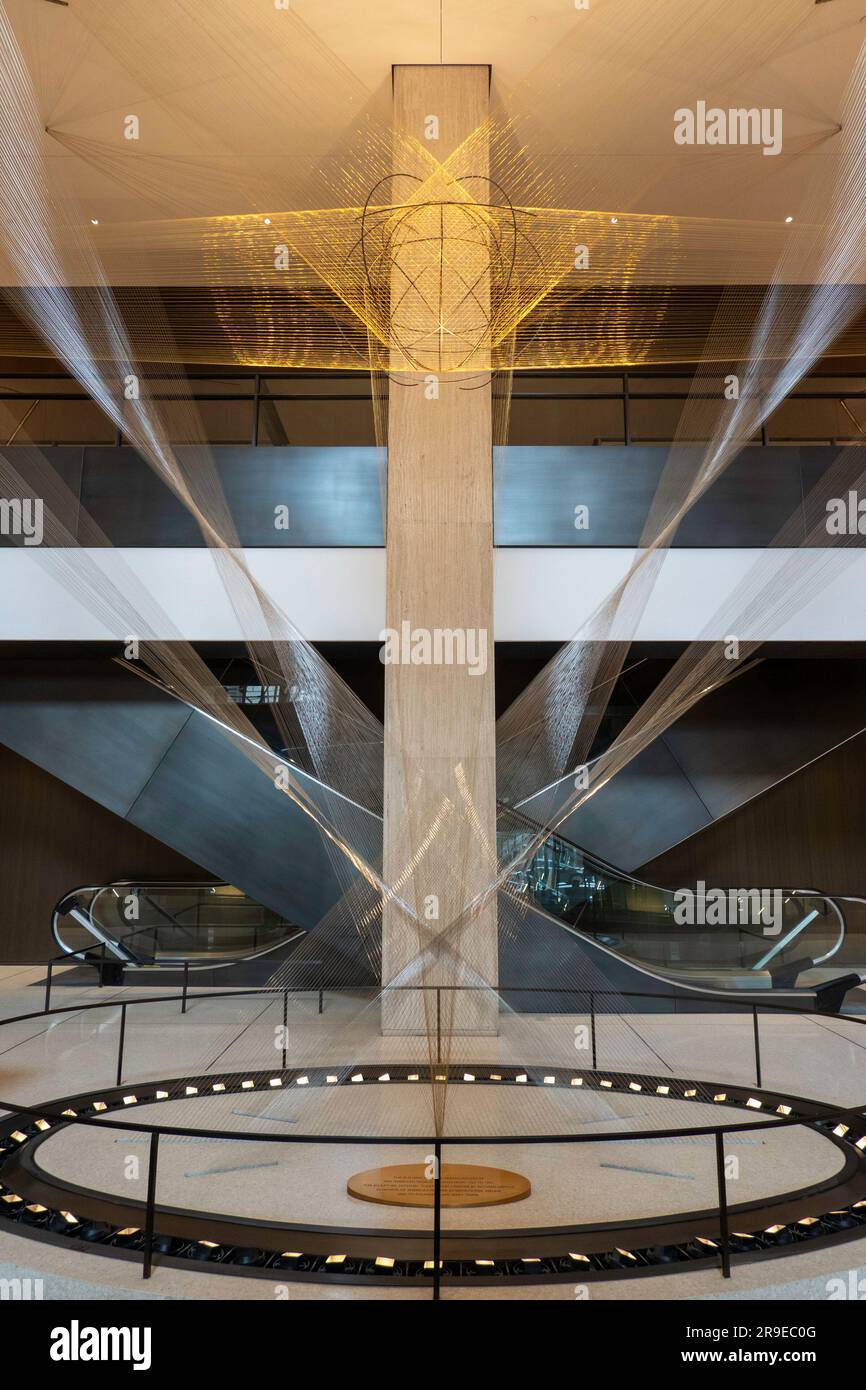 „Flight“ Wire Sculpture von Richard Lippold im ehemaligen Pan am Building, 200 Park Avenue, jetzt MetLife Building, New York City, USA 2023 Stockfoto