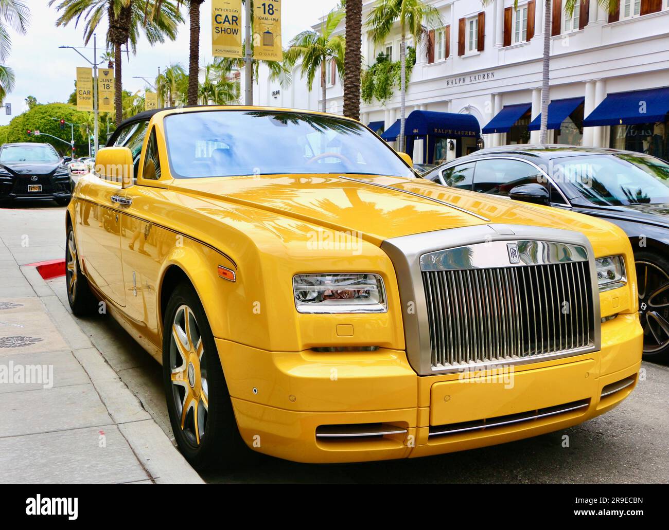 Bijans individuelles Rolls-Royce Phantom Drophead Coupé parkte vor dem Shop Rodeo Drive Los Angeles California USA Stockfoto