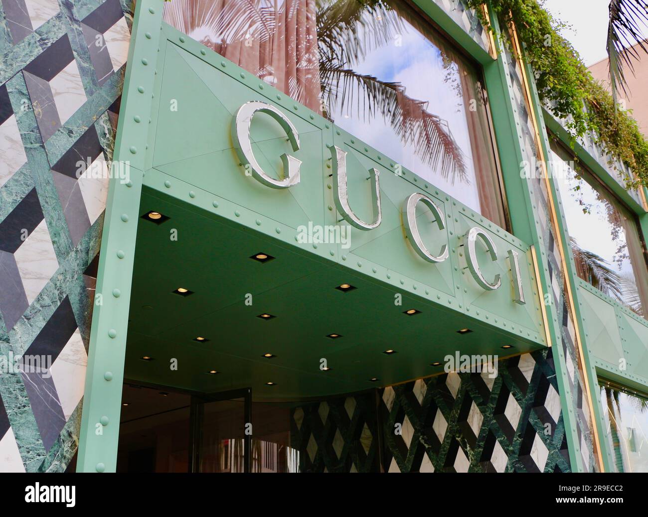 Beverly Hills Flagship Store des italienischen Luxusmodehauses Gucci und Ladenschild North Rodeo Drive Beverly Hills Los Angeles Kalifornien USA Stockfoto
