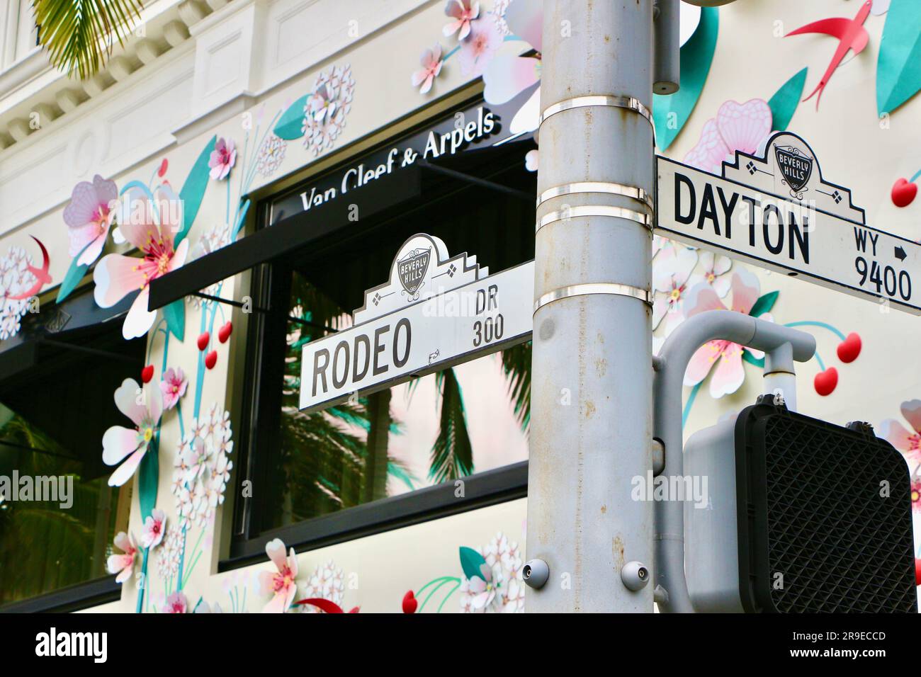 Straßenschilder an der Kreuzung von Dayton Way und Rodeo Drive im Van Cleef & Arpels Shop am Rodeo Drive Beverly Hills Los Angeles Kalifornien USA Stockfoto