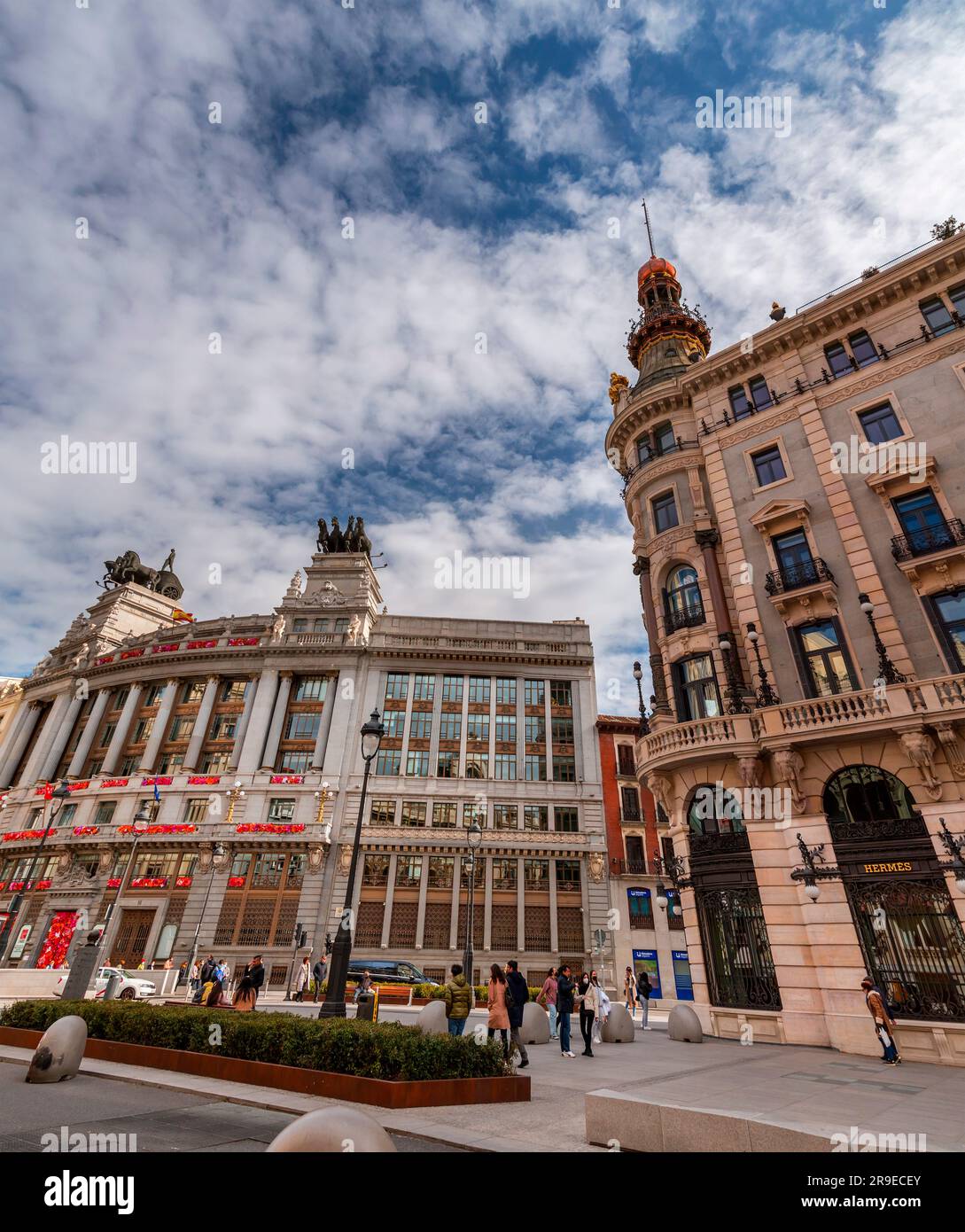 Madrid, Spanien - 19. FEBRUAR 2022: Das Banco Bilbao Vizcaya ist ein Gebäude in der Calle de Alcala. Projiziert im Jahr 1919 vom Architekten Ricardo Bastida und b Stockfoto