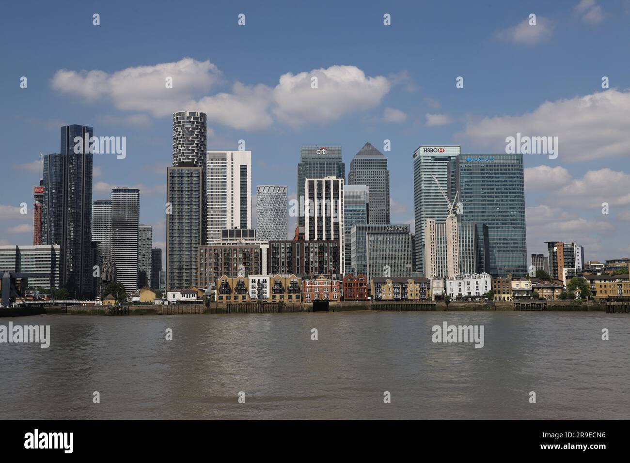 Die Skyline von London Docklands mit Blick auf den Osten, einschließlich Madison, South Quay Plaza und One Park Drive London UK, Juli 2022 Stockfoto