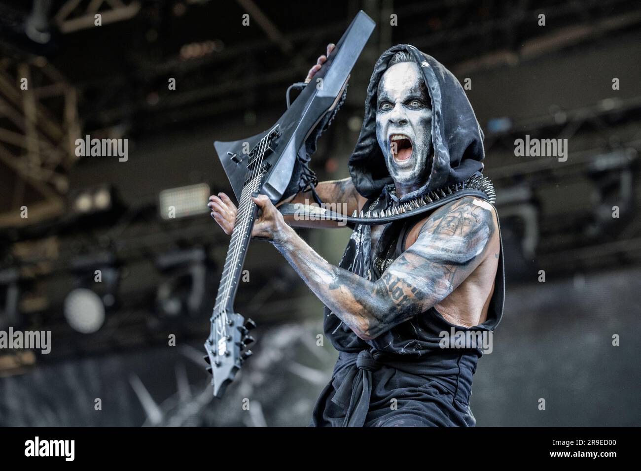 Oslo, Norwegen. 22., Juni 2023. Die polnische Heavy-Metal-Band Behemoth führt während des norwegischen Musikfestivals „Tons of Rock 2023" in Oslo ein Live-Konzert auf. Hier wird der Sänger und Gitarrist Nergal live auf der Bühne gesehen. (Foto: Gonzales Photo - Terje Dokken). Stockfoto