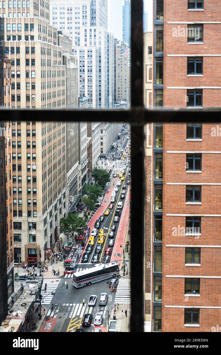 Midtown NYC durch ein Apartmentfenster gesehen, NYC, USA, 2023 Stockfoto