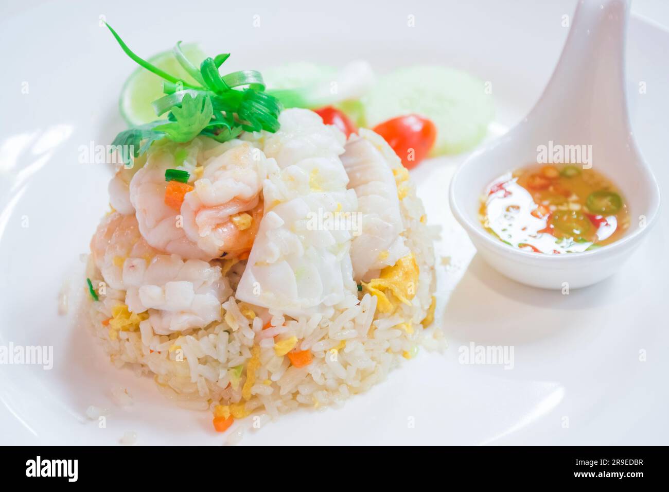 Thailändische Gerichte genannt Kao Pad, Rühren gebratener Reis mit Meeresfrüchten, chinesische Küche, japanische Küche Stockfoto