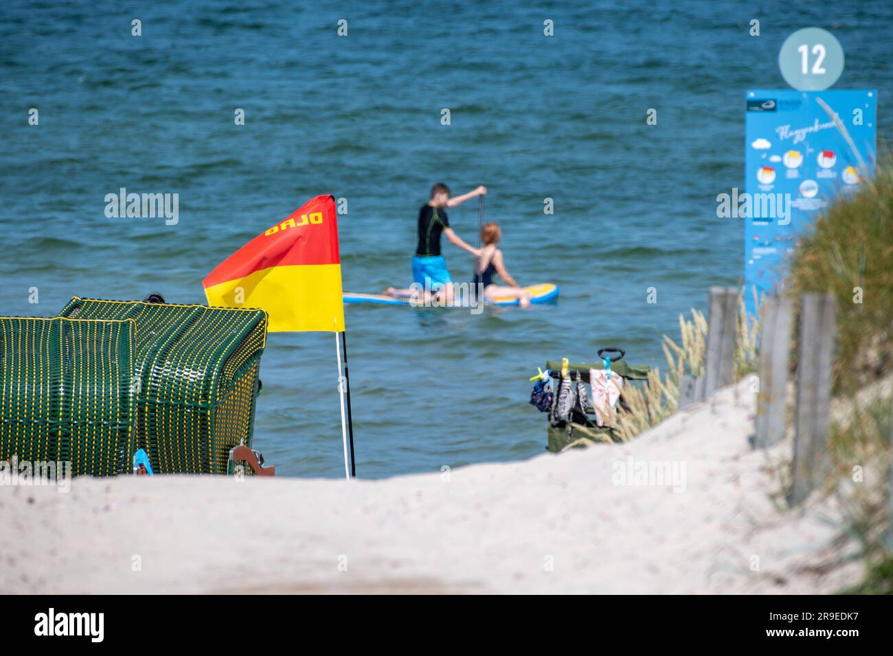 Binz, Deutschland. 26. Juni 2023. Blick auf den Strand auf der Insel Rügen bei sonnigem Wetter. Der deutsche Wetterdienst warnt Montagnachmittag vor der Gefahr schwerer Gewitter an der Küste des Bezirks Vorpommern-Rügen und im Bezirk Mecklenburg-See. Es besteht die Gefahr von Gewittern auf Ebene drei von vier, wie der deutsche Wetterdienst angekündigt hat. Kredit: Stefan Sauer/dpa/Alamy Live News Stockfoto