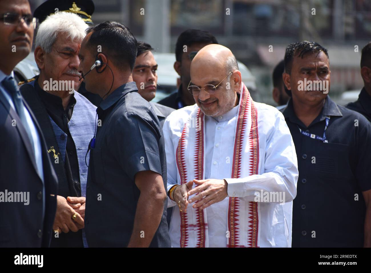 Srinagar, Indien. 24. Juni 2023. Der indische Innenminister Amit Shah trifft am 24. Juni 2023 in Srinagar ein, um den Grundstein für "Balidan Stambh" (Märtyrerdenkmal) zu legen. Das „Balidan Stambh“ (Märtyrerdenkmal) wird zum Gedenken an die Sicherheitskräfte errichtet, die ihr Leben in Ausübung ihrer Pflicht ließen. Shah ist ein zweitägiger Besuch in Jammu und Kaschmir. (Foto: Mubashir Hassan/Pacific Press/Sipa USA) Guthaben: SIPA USA/Alamy Live News Stockfoto