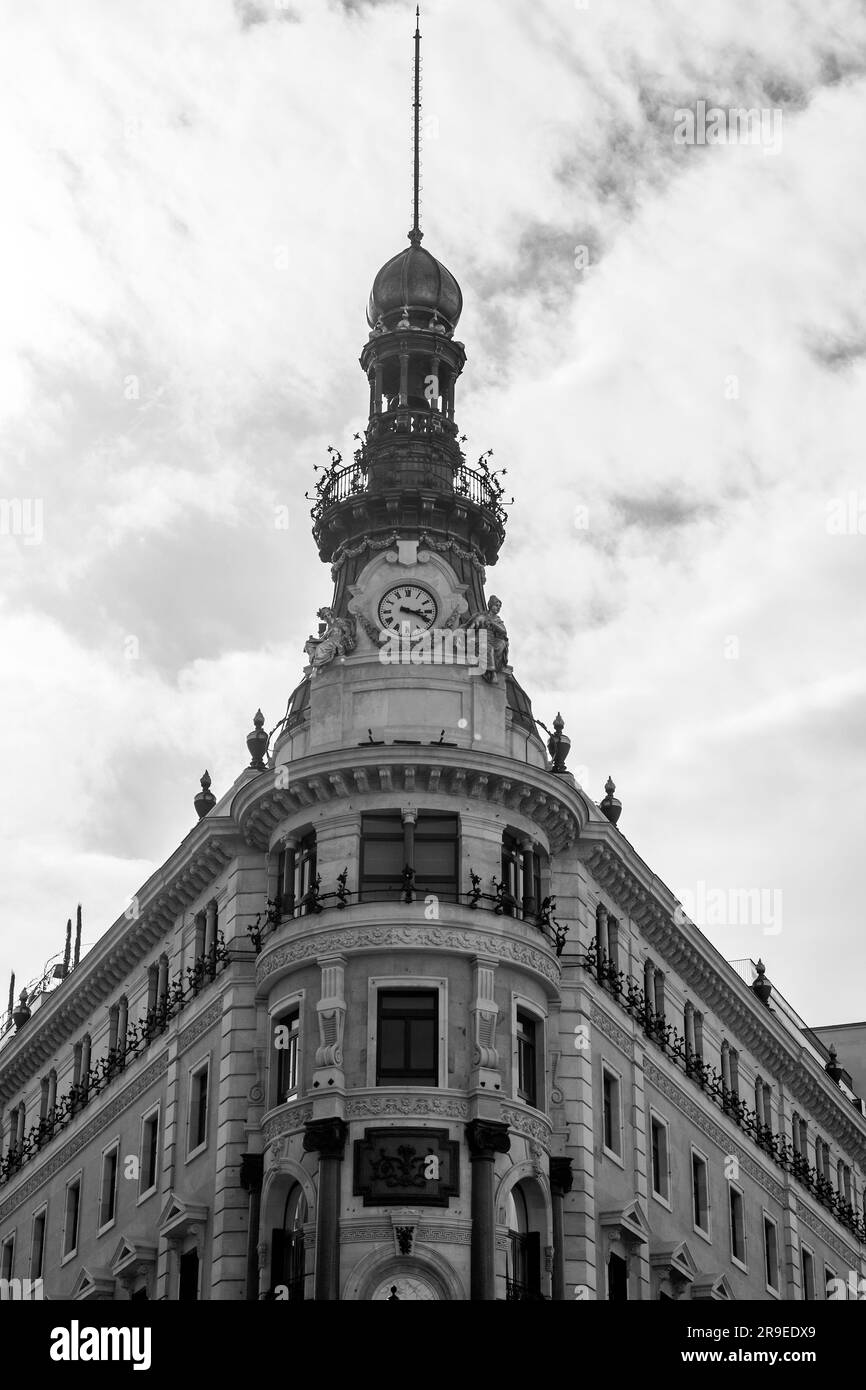 Madrid, Spanien - 19. FEBRUAR 2022: Das Four Seasons Hotel an der Plaza de Canalejas. Das 2020 eröffnete Hotel mit 200 Zimmern ist das größte und teuerste Stockfoto