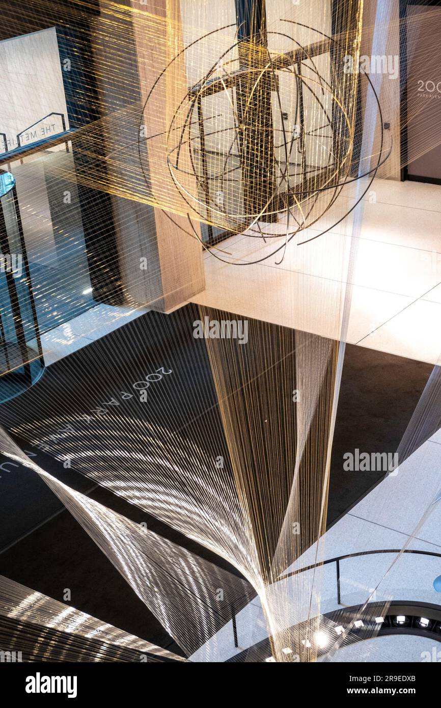 „Flight“ Wire Sculpture von Richard Lippold im ehemaligen Pan am Building, 200 Park Avenue, jetzt MetLife Building, New York City, USA 2023 Stockfoto