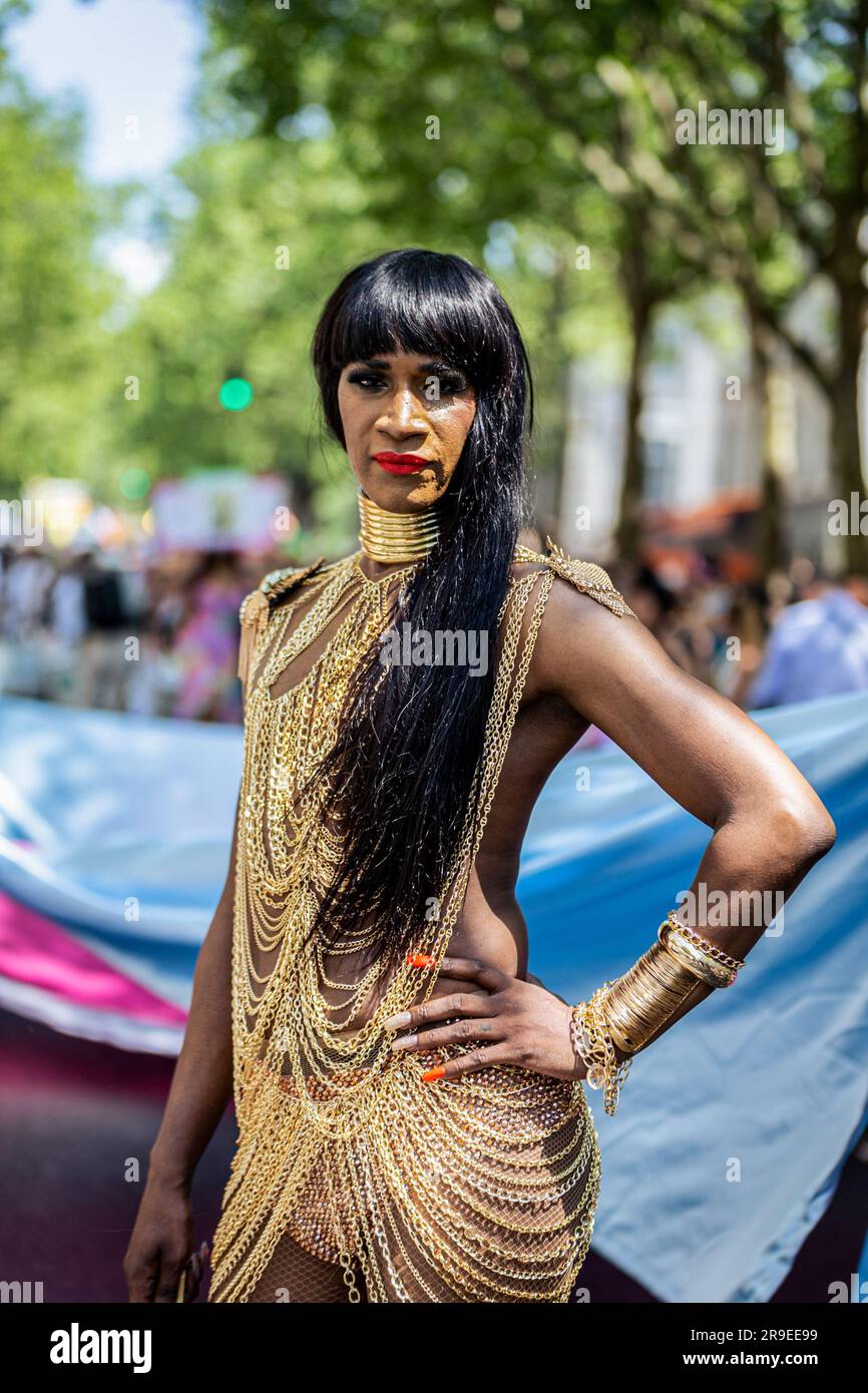 Paris, Frankreich. 24. Juni 2023. Eine Transfrau posiert für Fotos während der Pride Parade. LGBT-Mitglieder zogen auf dem schwulenstolz-marsch durch die Straßen von Paris. Die Party begann am Place Nation und endete am Place de la Republique. Kredit: SOPA Images Limited/Alamy Live News Stockfoto