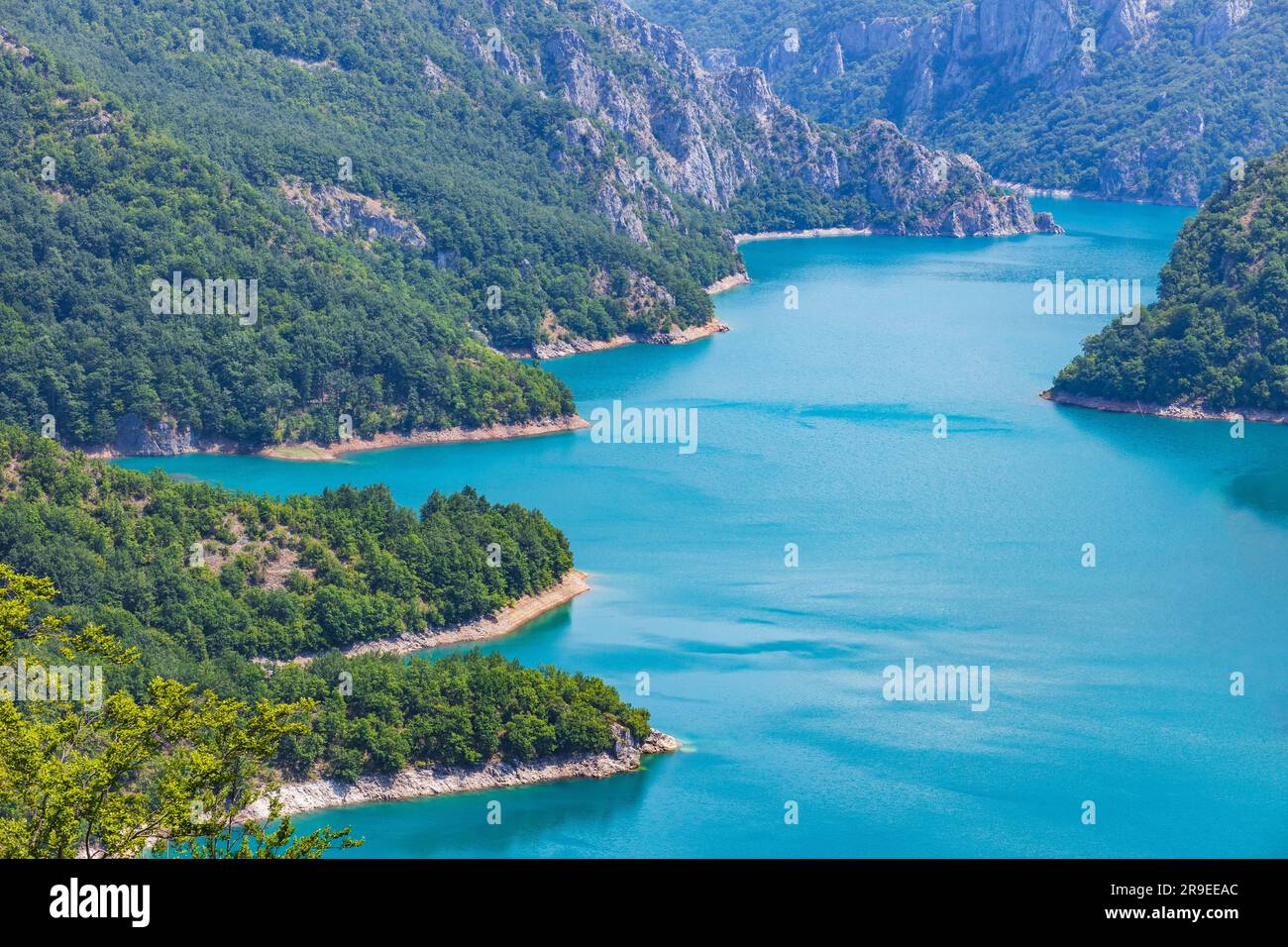 Luftaufnahme auf den Piva-See oder Pivsko Jezero zwischen Hügeln mit grünen Bäumen Stockfoto