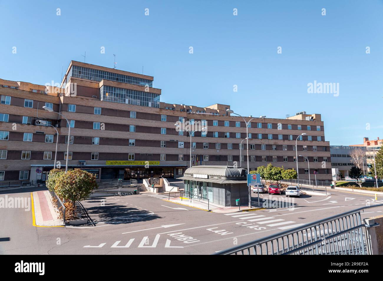 Salamanca, Spanien - 20. Februar 2022: Außenansicht des Universitätsklinikums Salamanca, Kastilien und Leon, Spanien. Stockfoto