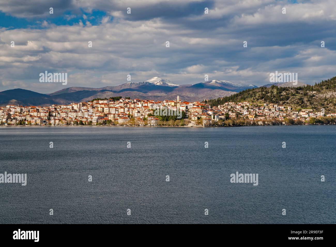 Allgemeiner Blick auf die Stadt Kastoria, Frühling, über den Orestiada-See, Kastoria, Westmakedonien, Griechenland Stockfoto