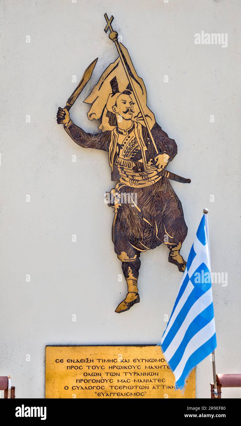 In Dankbarkeit an die heldenhaften Kämpfer aller Tyrannen, Gedenkstätte in der Nähe der Kirche Evangelismós tis Theotókou, des Dorfes Tseria, des Messenian Mani, des Peloponnes Griechenland Stockfoto