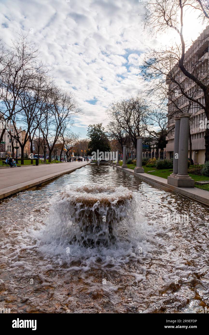 Madrid, Spanien - 19. FEBRUAR 2022: Paseo de Recoletos ist ein breiter Boulevard im Zentrum von Madrid, der von der Plaza de Cibeles zur Plaza de Colon führt. Stockfoto