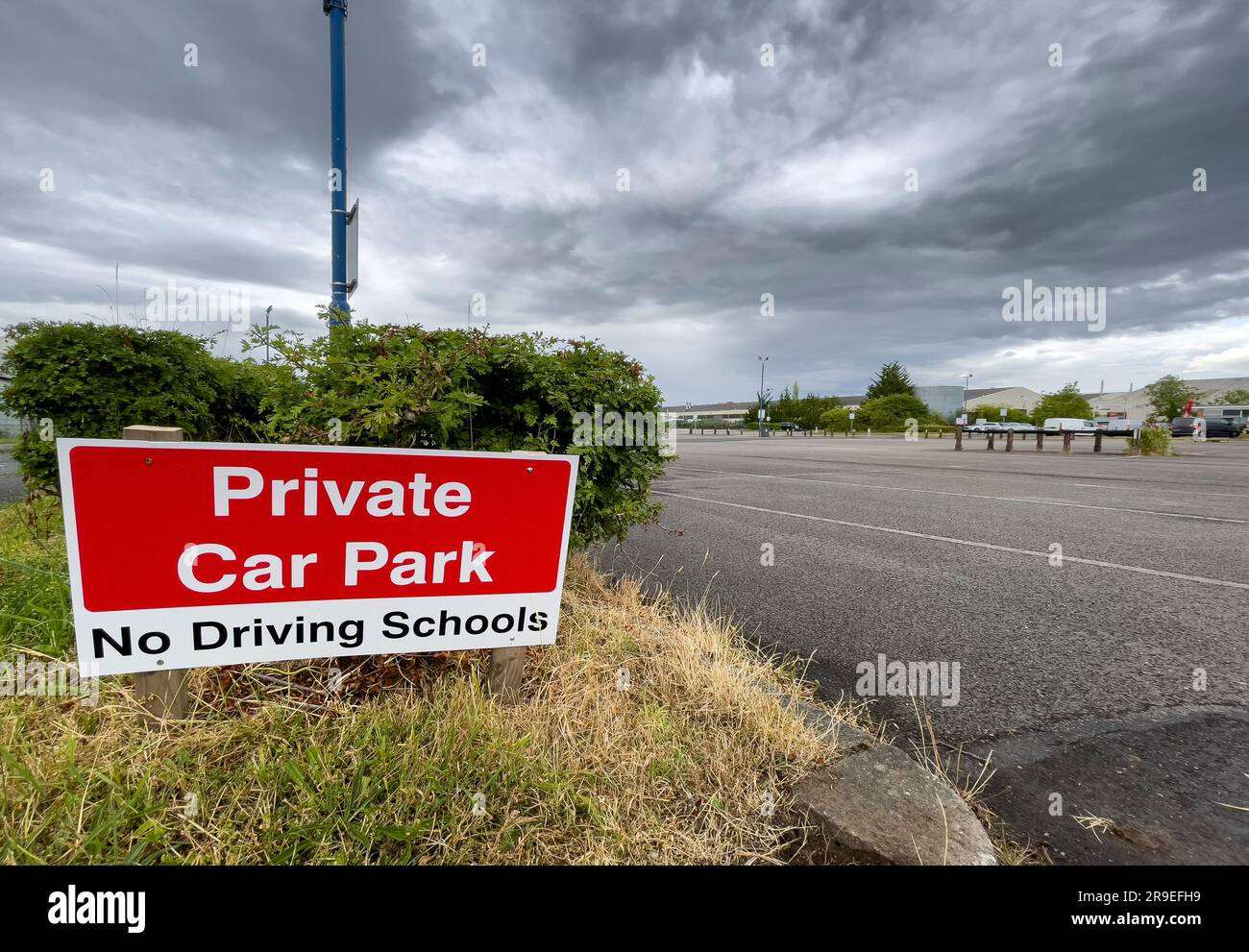Privater Parkplatz Keine Fahrschulen Schild sah einen leeren Supermarkt Parkplatz Stockfoto