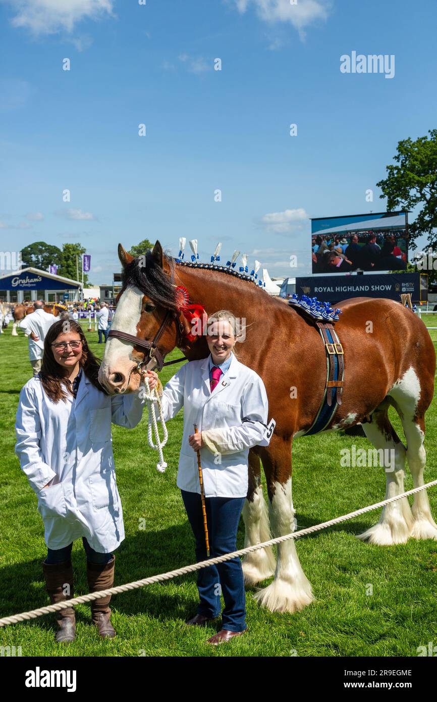 Stolze Besitzer eines Pferdes in der Royal Highland Show, Edinburgh, Schottland Stockfoto