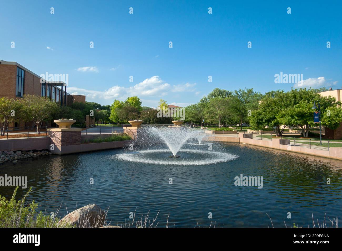 MITCHELL, SD, USA - 23. JUNI 2023: Zentraler Fußweg und Brunnen an der Dakota Wesleyan University. Stockfoto