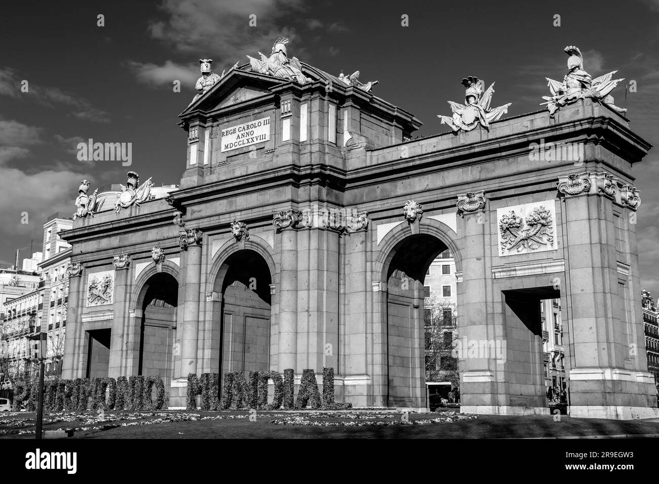 Madrid, Spanien – 19. Februar 2022: Die Puerta de Alcala ist ein neoklassizistisches Tor auf der Plaza de la Independencia in Madrid, Spanien. Stockfoto