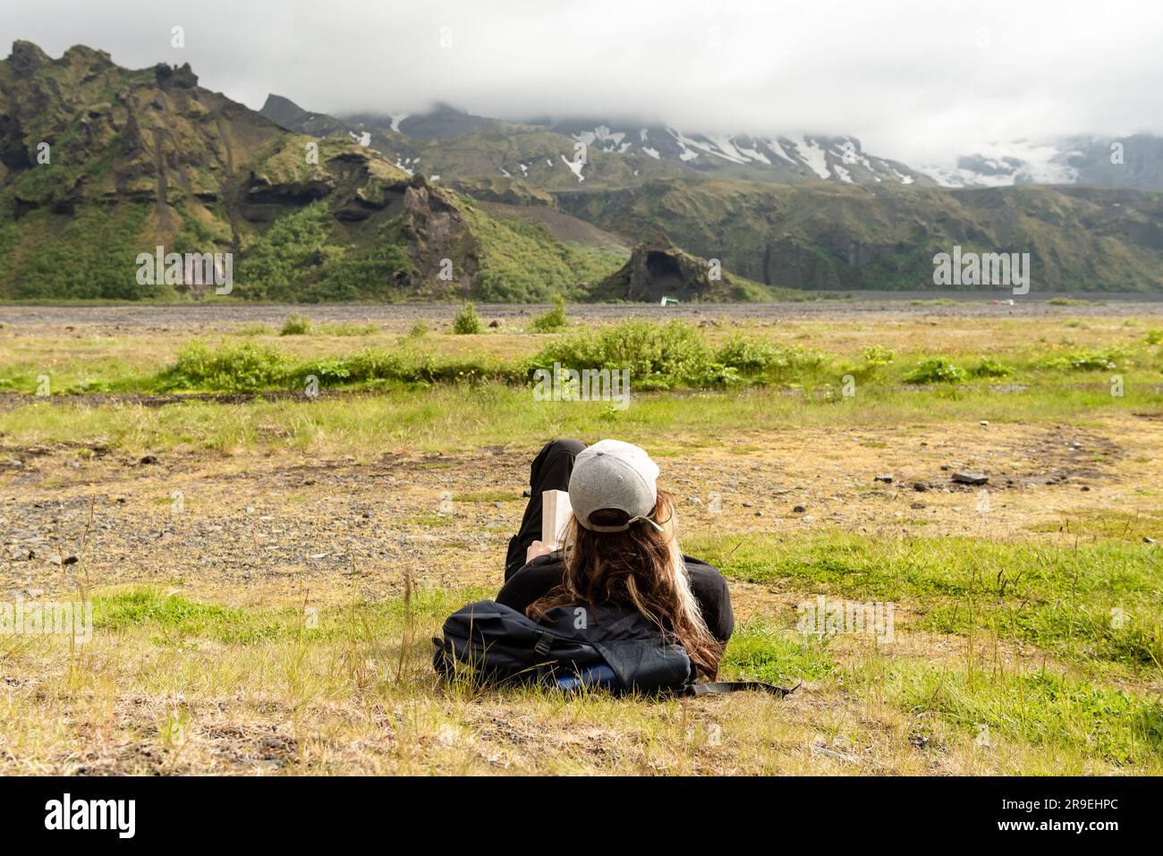 Ein Reisender, der im Tal von Thorsmork in Island liest. Stockfoto