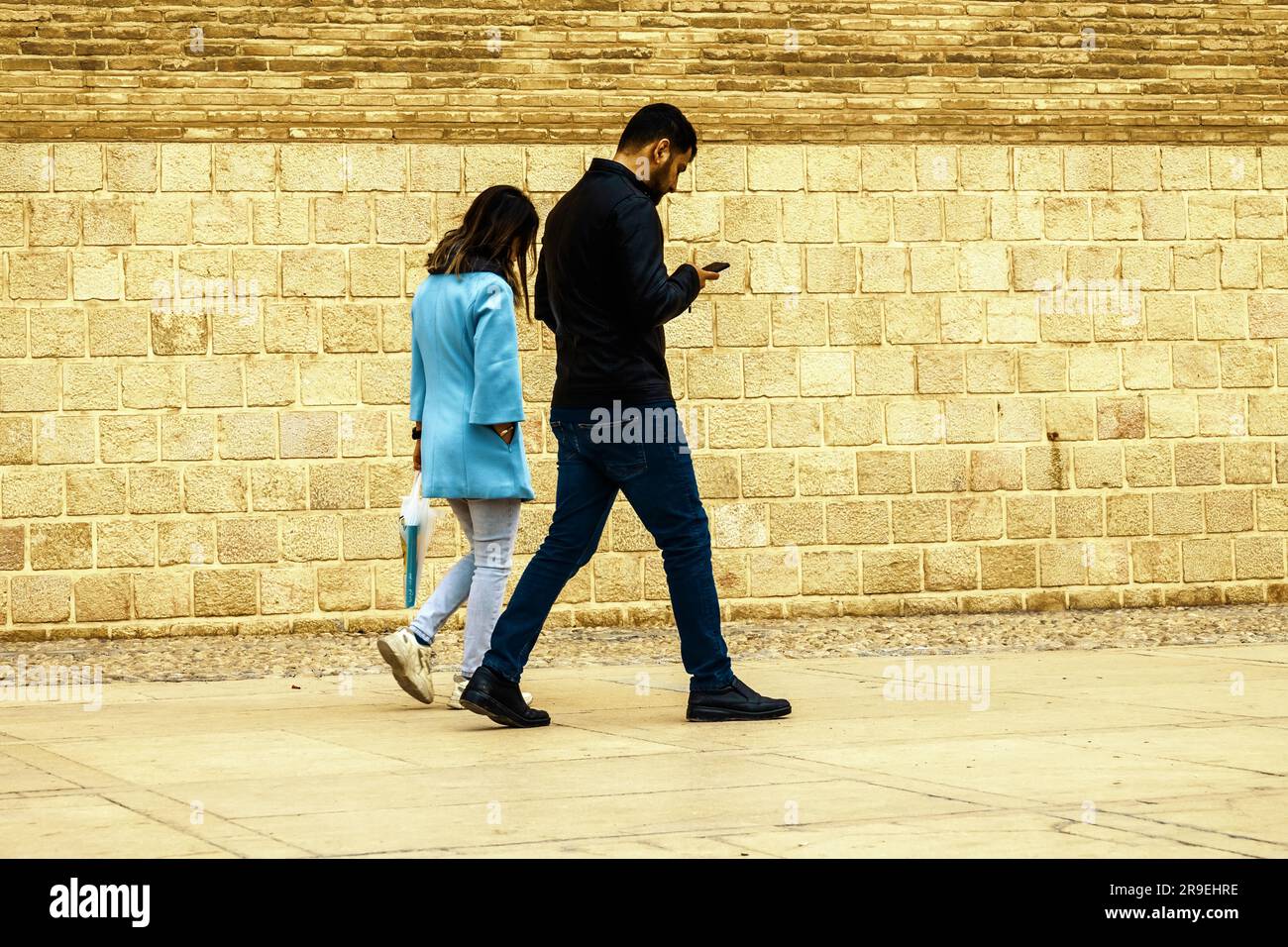 Shiraz, Iran-31. Dezember 2022: Unbekannter Iran. Ein paar junge Perser in der Atmosphäre einer antiken Stadt, aber Smartphone ist auch zusammen. Islamische Gesetze, b Stockfoto