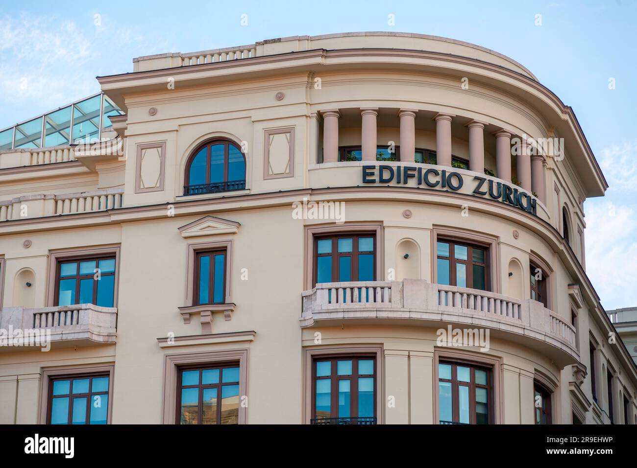 Madrid, Spanien - 19. FEBRUAR 2022: Art déco-Architektur im Zentrum von Madrid, der Hauptstadt Spaniens. Stockfoto