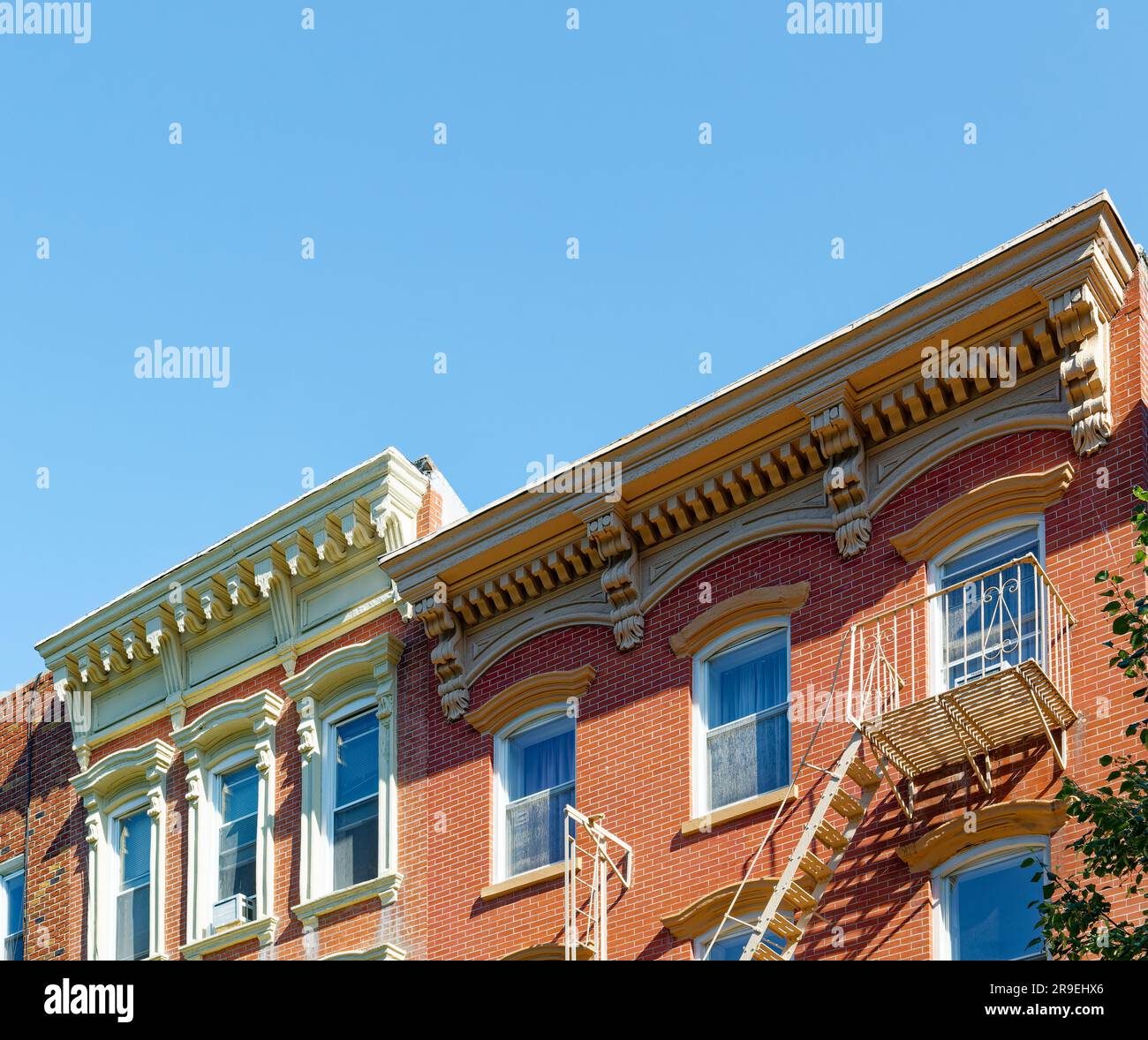 135 Noble Street ist ein Ziegelsteinhaus, das 1867 im Greenpoint Historic District von Brooklyn errichtet wurde. Stockfoto