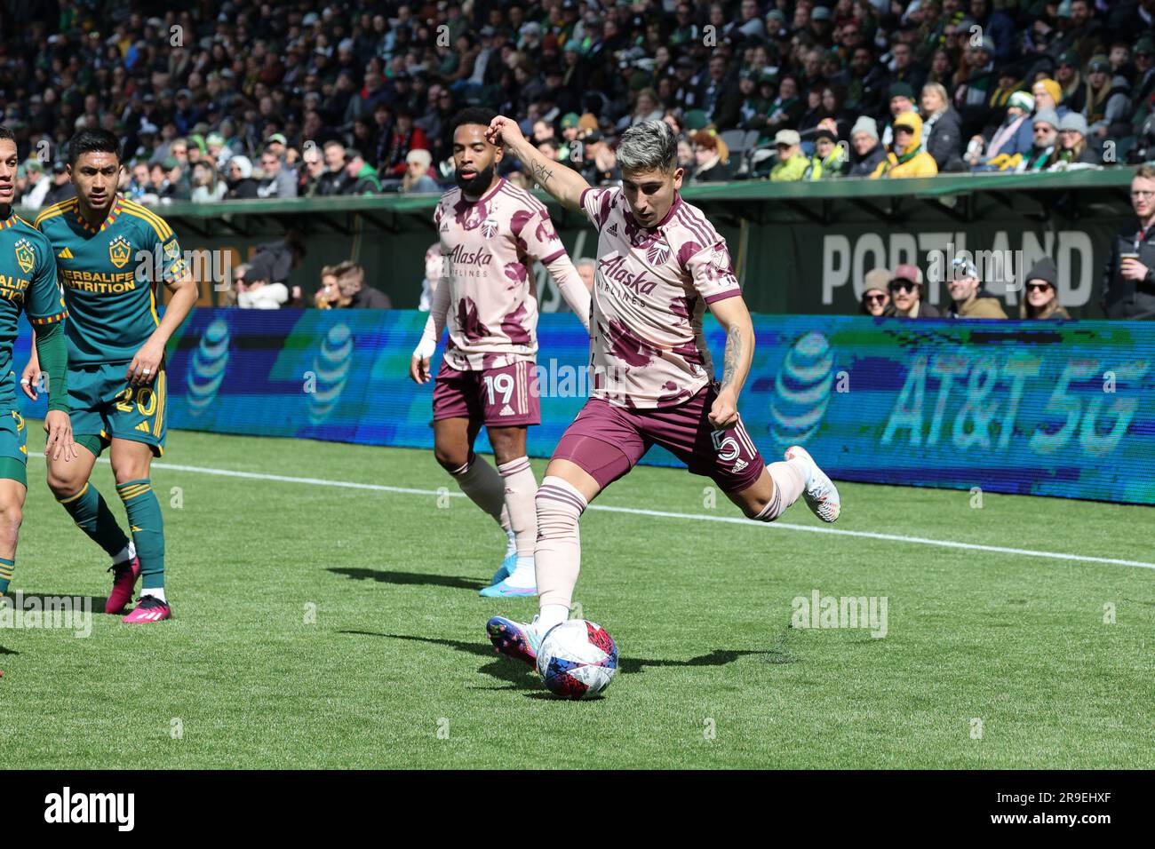 25. März 2023; Portland, Oregon, USA; MLS-Match zwischen der Los Angeles Galaxy und Portland Timbers im Providence Park. (Foto: Al Sermeno) Stockfoto