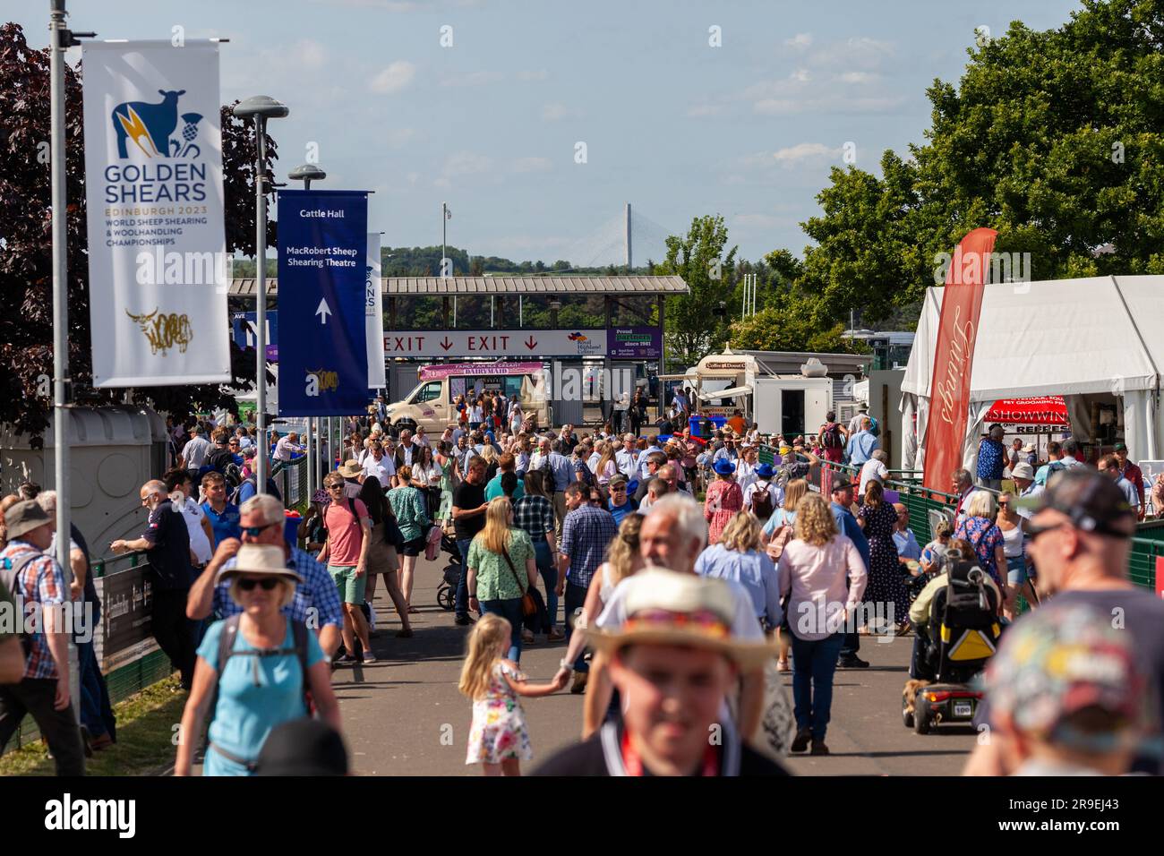 Leute, die auf einer Straße in der Highland Show Edinburgh spazieren gehen Stockfoto