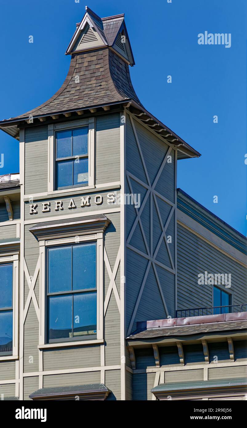 Die Keramos Hall mit Holzrahmen, ein ehemaliger gesellschaftlicher und politischer Veranstaltungsort, verfügt heute über Büros oberhalb von Straßengeschäften. Teil des historischen Viertels von Greenpoint. Stockfoto