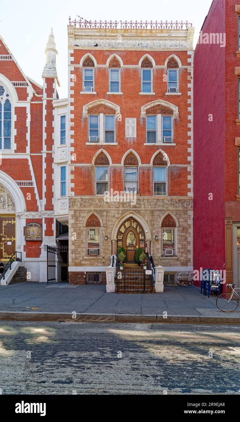 Das Pfarrhaus neben St. Die Kirche Anthony of Padua wurde 15 Jahre nach der Kirche im neogotischen Stil erbaut und verfügt über eine mit Stein gesäumte Basis. Stockfoto