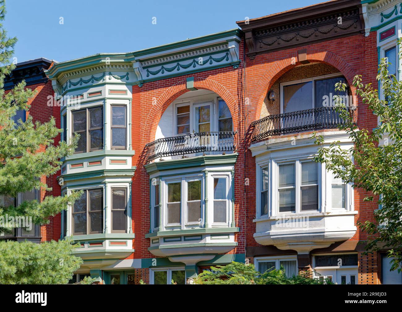 141 und 143 Milton Avenue sind Ziegelhäuser im Queen Anne-Stil, die 1894 im Greenpoint Historic District von Brooklyn errichtet wurden. Stockfoto