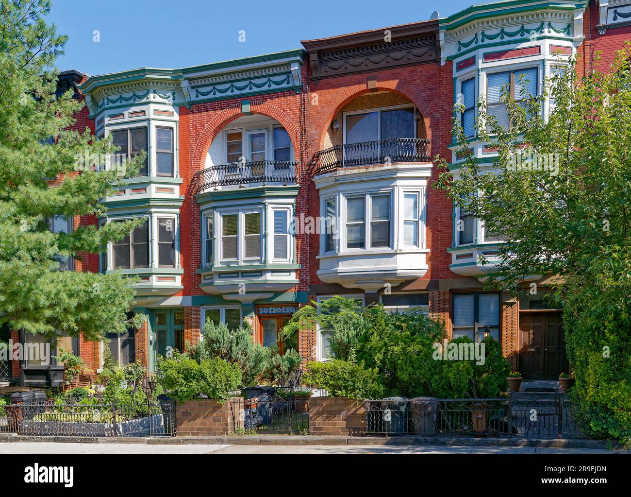 141 und 143 Milton Avenue sind Ziegelhäuser im Queen Anne-Stil, die 1894 im Greenpoint Historic District von Brooklyn errichtet wurden. Stockfoto