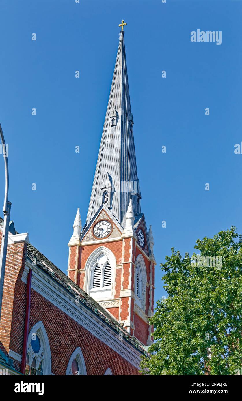 St. Die römisch-katholische Kirche Anthony of Padua, Teil des historischen Viertels von Greenpoint, wurde 1873 aus Ziegeln und Stein im viktorianischen Gotik erbaut. Stockfoto