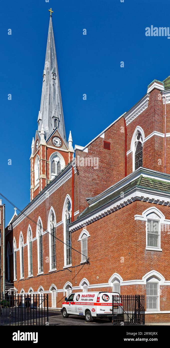 St. Die römisch-katholische Kirche Anthony of Padua, Teil des historischen Viertels von Greenpoint, wurde 1873 aus Ziegeln und Stein im viktorianischen Gotik erbaut. Stockfoto