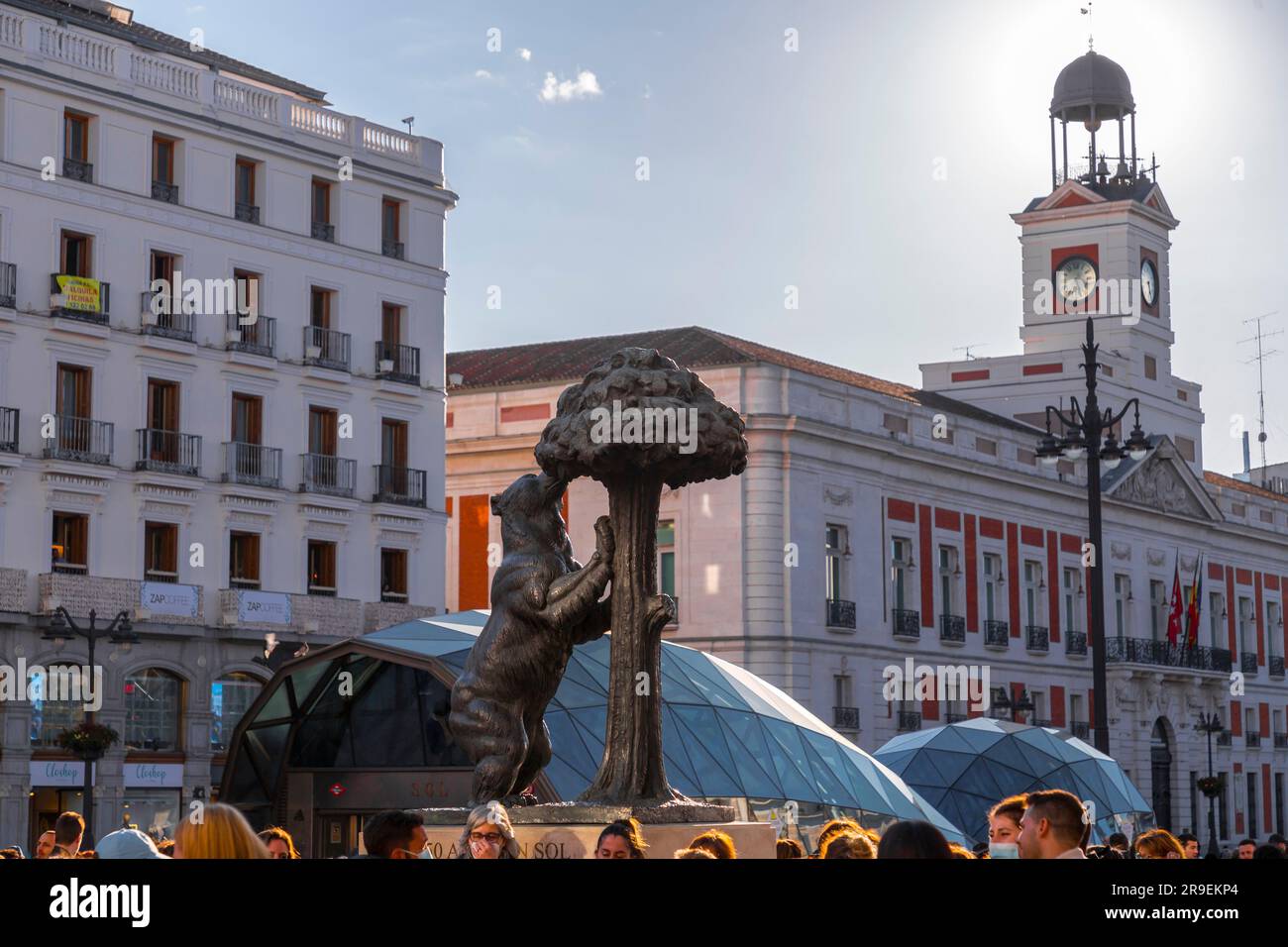 Madrid, Spanien - 19. FEBRUAR 2022: Die Bärenstatue und der Erdbeerbaum, El Oso y el Madrono ist eine Skulptur aus der zweiten Hälfte des 20. Cents Stockfoto