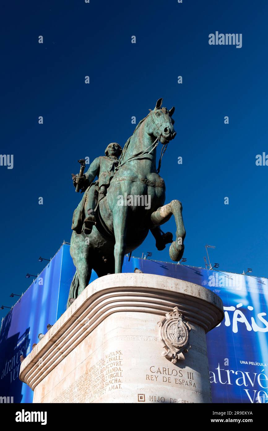 Madrid, Spanien - 19. FEBRUAR 2022: Die Puerta del Sol ist ein öffentlicher Platz in Madrid, einer der bekanntesten und geschäftigsten Orte der Stadt. Die Mitte des Stockfoto