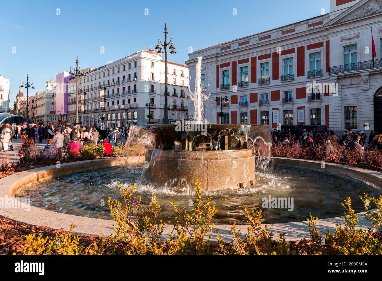 Madrid, Spanien - 19. FEBRUAR 2022: Die Puerta del Sol ist ein öffentlicher Platz in Madrid, einer der bekanntesten und geschäftigsten Orte der Stadt. Die Mitte des Stockfoto