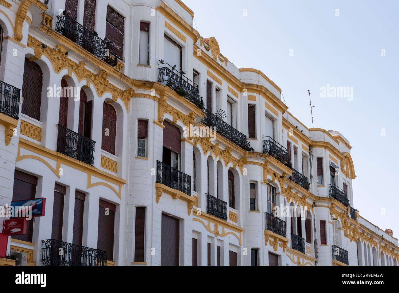 Typisches spanisches Haus aus der Kolonialzeit im Zentrum von Tanger, Nordmarokko Stockfoto