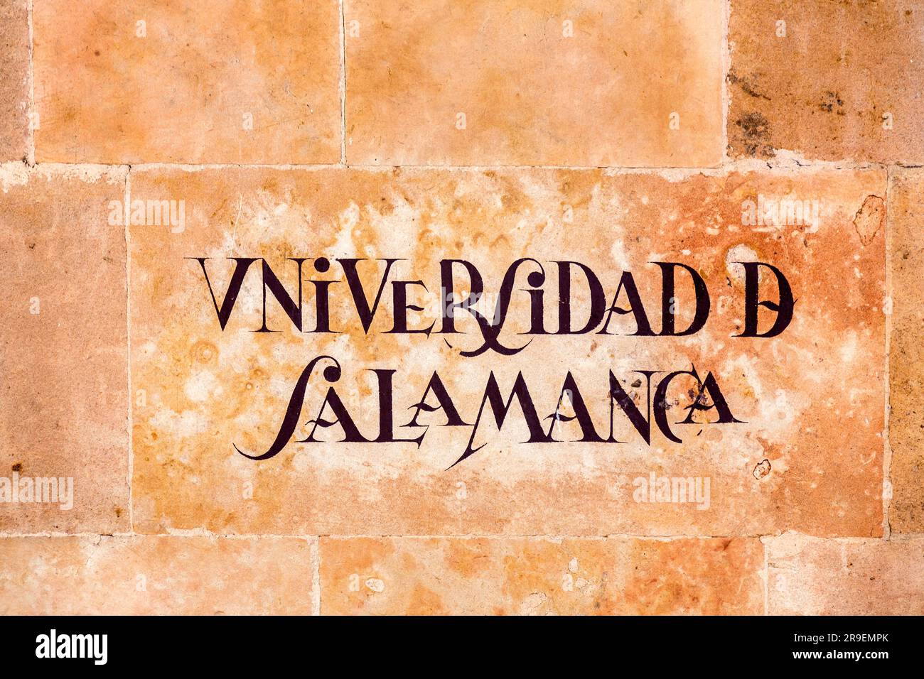 Salamanca, Spanien - 20. Februar 2022: Handgeschriebenes Schild an der Wand in Salamanca im traditionellen Stil. Universität Salamanca. Stockfoto