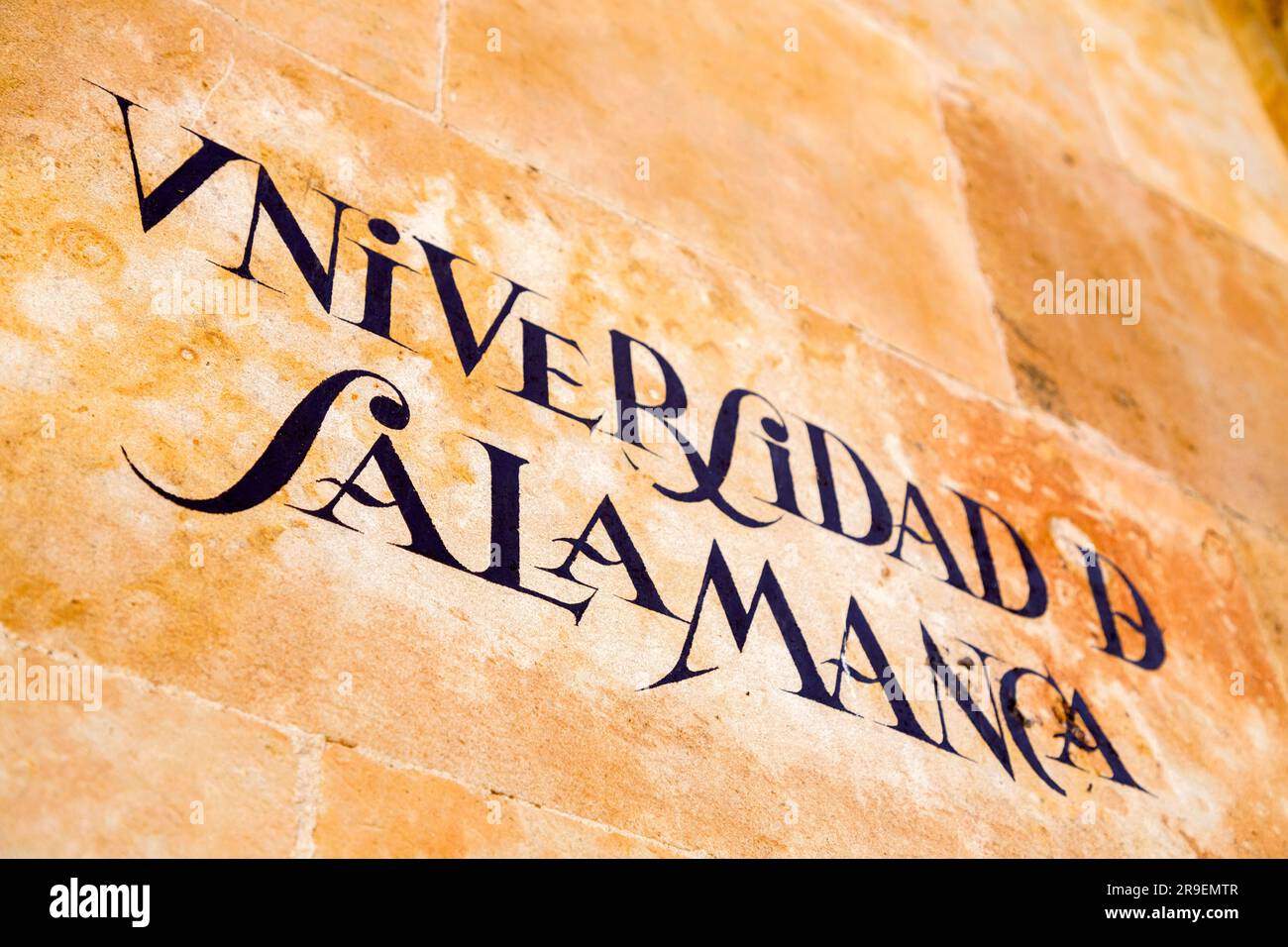 Salamanca, Spanien - 20. Februar 2022: Handgeschriebenes Schild an der Wand in Salamanca im traditionellen Stil. Universität Salamanca. Stockfoto